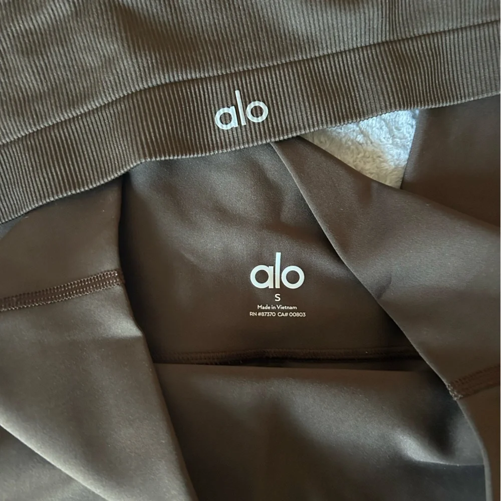 Alo Yoga Seamless Ribbed Bra and Airlift Leggings in Espresso - Picture 2 of 2